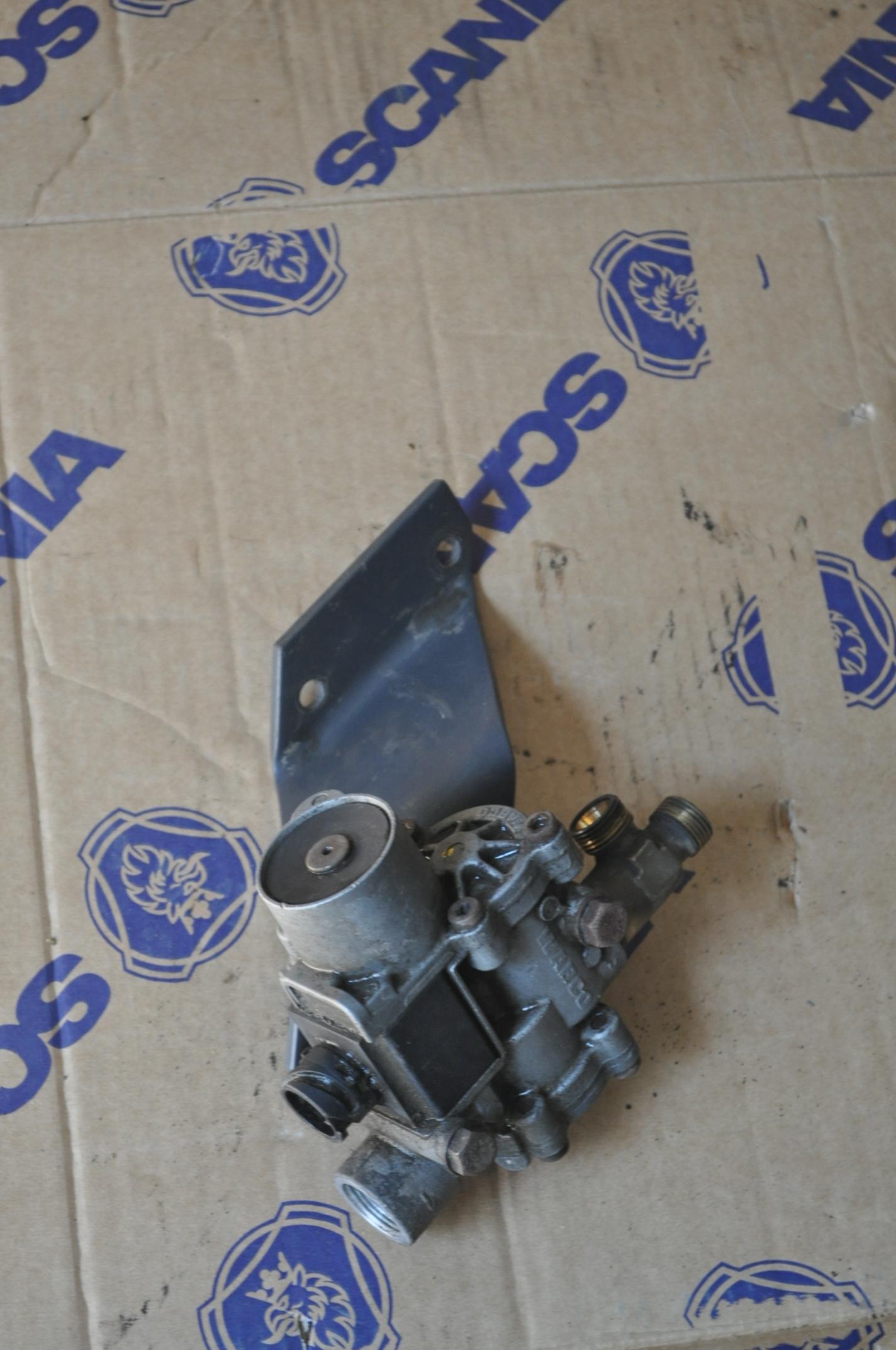 Кран ABS SCANIA с кронштейном